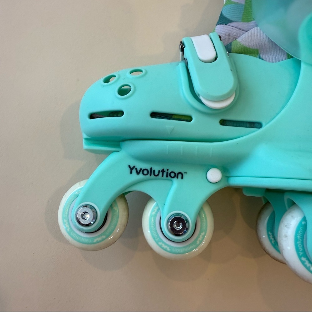 Yvolution Kids Adjustable Roller Skates - Picture 4 of 6